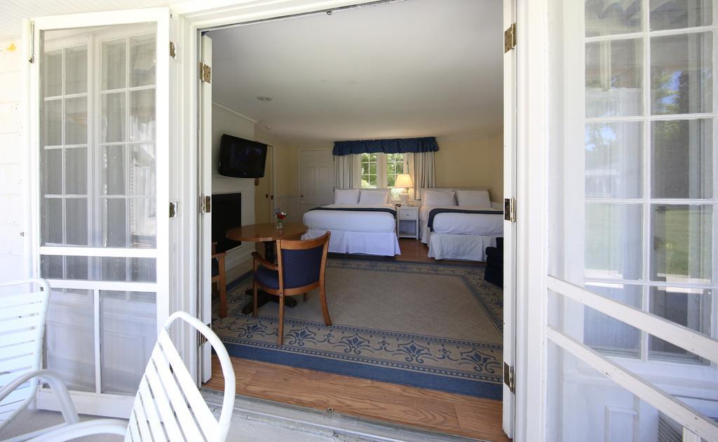 Colonial Inn Harbor Springs Exterior foto