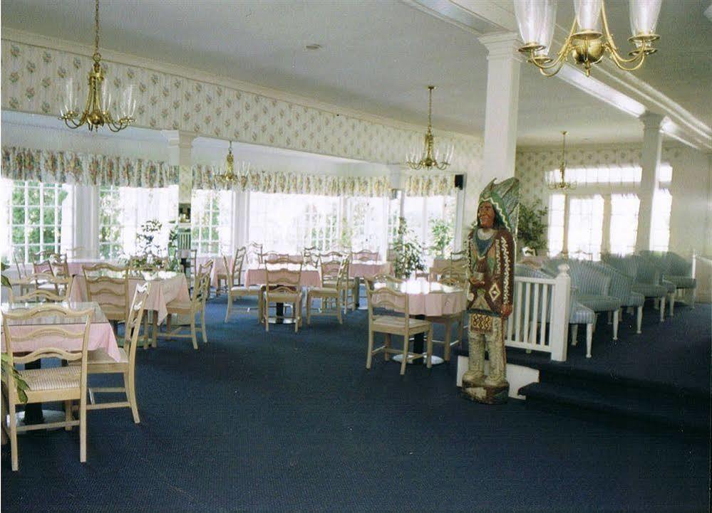 Colonial Inn Harbor Springs Exterior foto